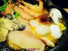 西红花海鲜火锅：1、将番红花与火锅一起煮。2、热汤可以溶出西红花的香味，水滚变成金黄色就可以开吃了。